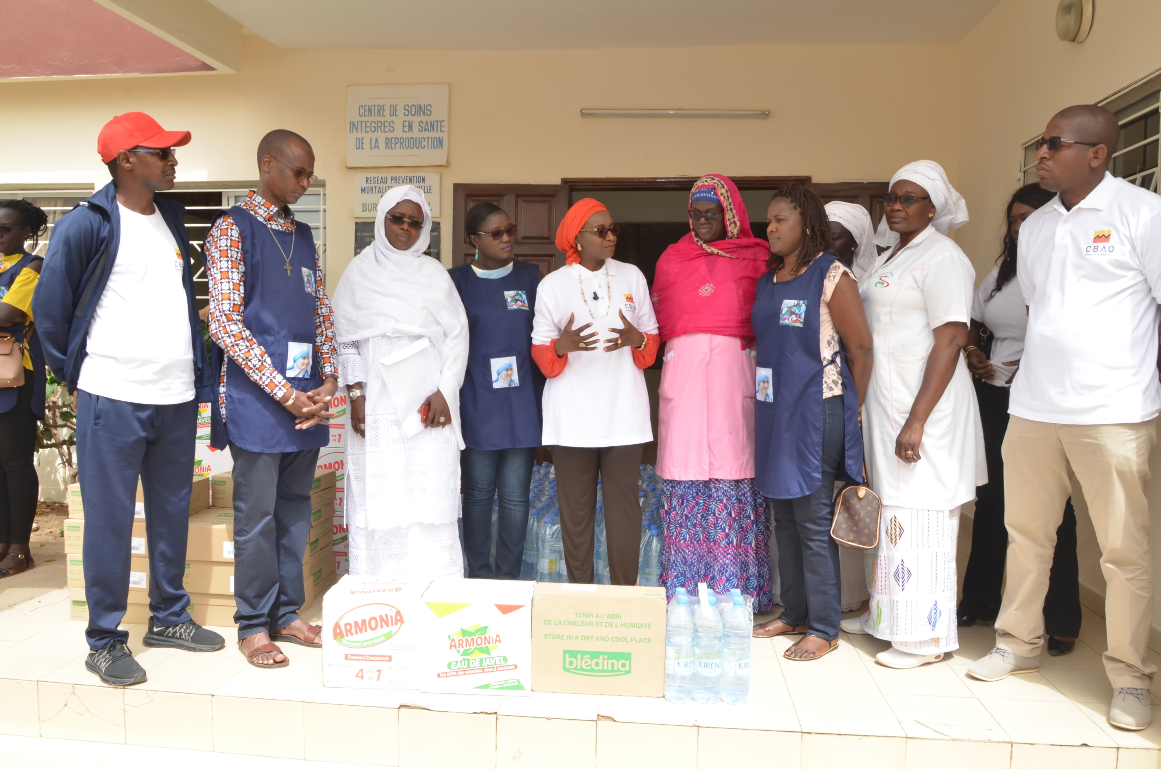 actions sociales_Remise de denrées à la maternité de l’hôpital Aristide Ledantec (1)